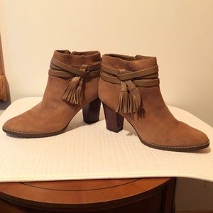 WHITE HOUSE BLACK MARKET CAMEL BOOTIES TIES SZ 9